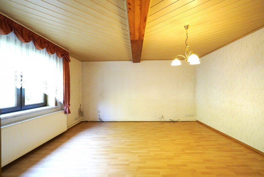 Leerer Wohnraum mit Fenster Reihenendhaus Goldisthal
