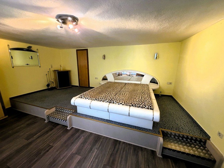 Schlafzimmer mit Podestbett Mehrfamilienhaus Katzh�tte