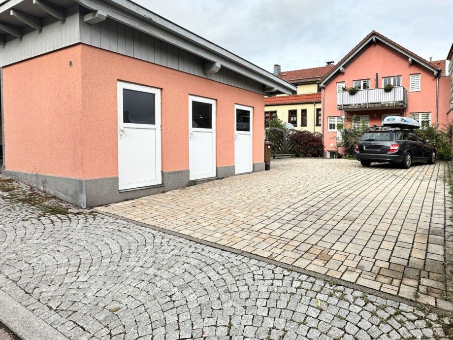 Hof mit Abstellr�umen Dachgeschosswohnung Ilmenau