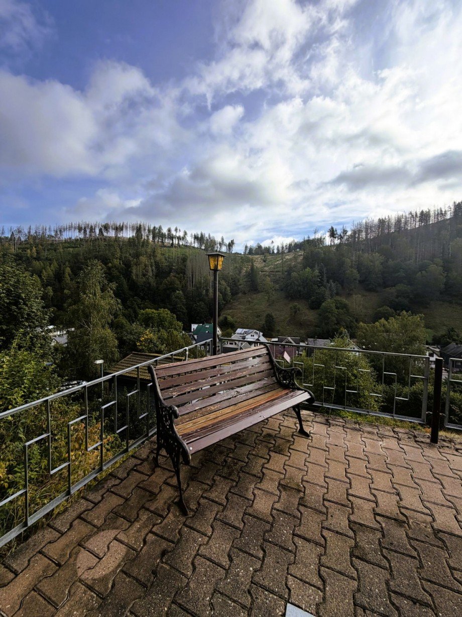 Parkbank mit Aussicht Mehrfamilienhaus Katzh�tte