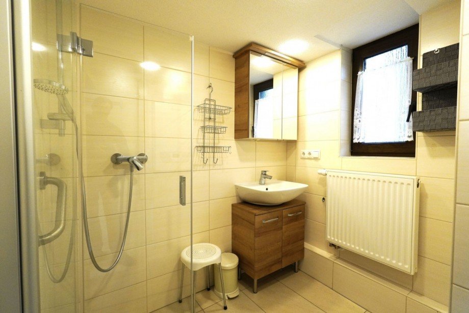 Modernes Badezimmer Reihenendhaus Goldisthal