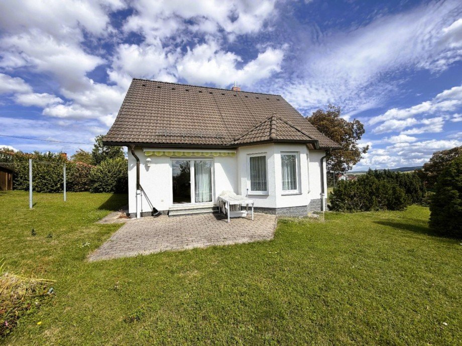 Wei�es Haus im Gr�nen Einfamilienhaus Stadtilm