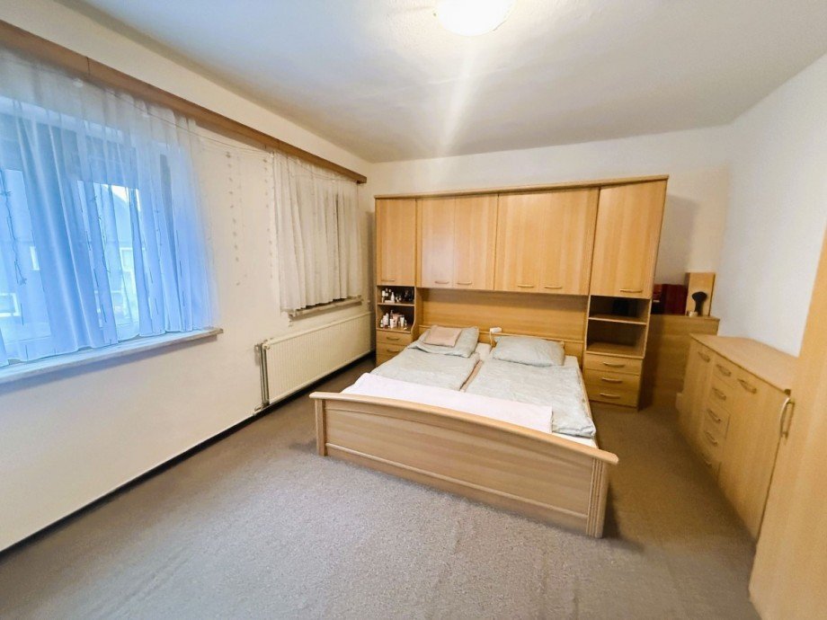 Schlafzimmer mit Einbauschrank Mehrfamilienhaus Gro�breitenbach