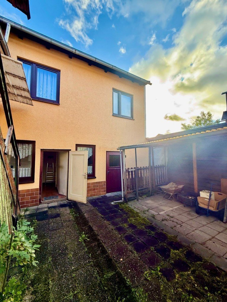 Hofansicht Geratal Einfamilienhaus ger�umiges Einfamilienhaus mit Garage- ideal f�r Familien mit handwerklichem Geschick!