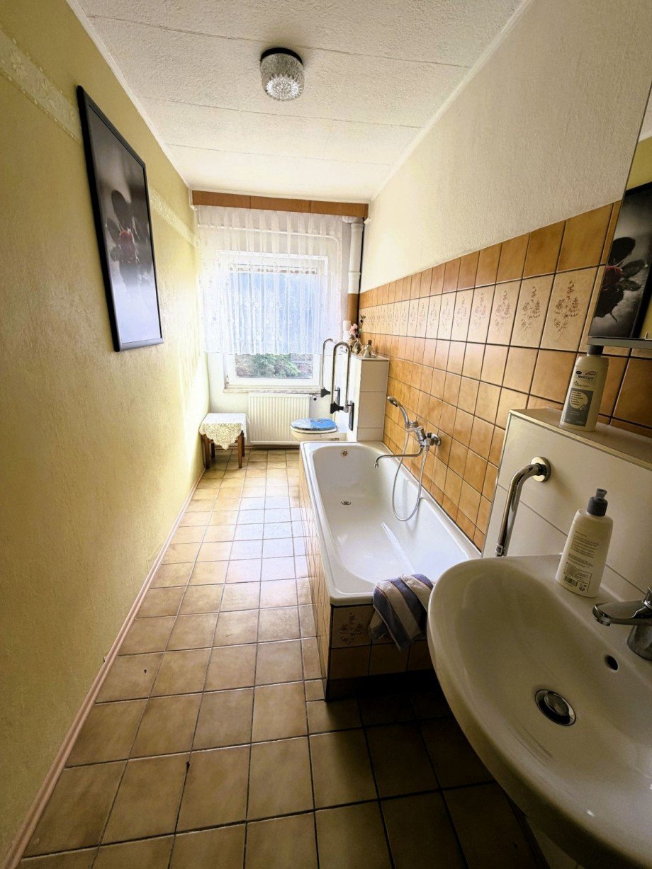 Badezimmer mit Badewanne Mehrfamilienhaus Katzh�tte