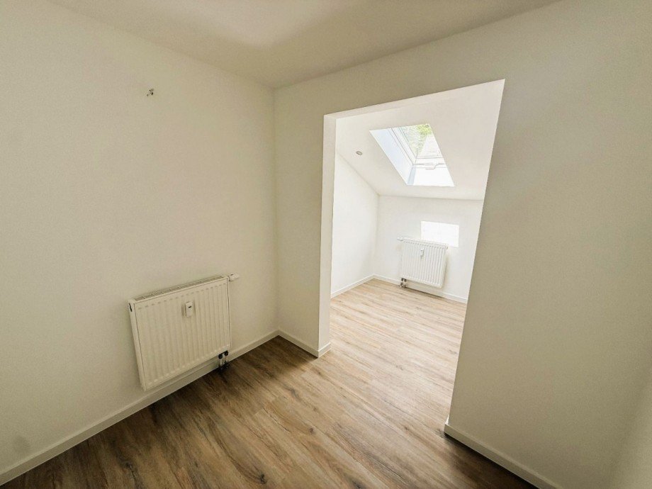Helles Zimmer mit Dachfenster Etagenwohnung Zella-Mehlis