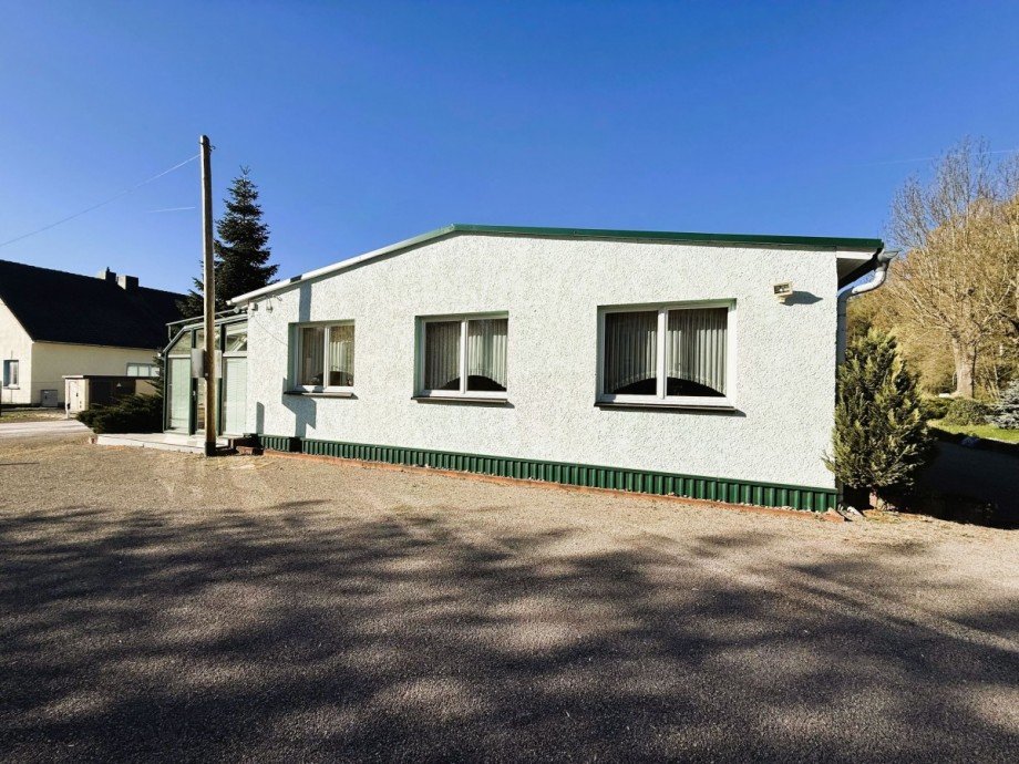Eckiges Geb�ude mit Fenstern B�rohaus Ilmenau