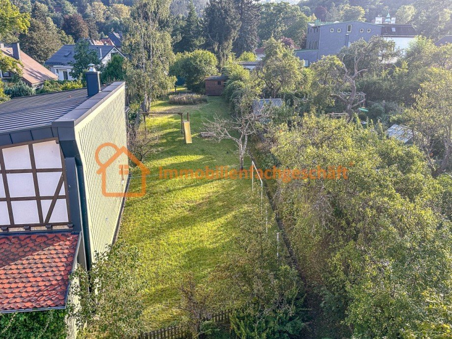 gro�er Gemeinschaftsgarten hinter dem Haus Dachgeschosswohnung Ilmenau