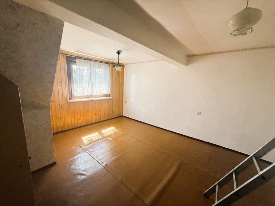 Leeres Zimmer mit Fenster Reihenendhaus Gro�breitenbach