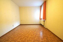 Leeres Zimmer mit Fenster gem�tliches Einfamilienhaus in idyllischer Lage mit gro�em Garten & Garagen zu verkaufen