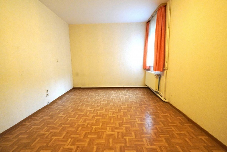 Leeres Zimmer mit Fenster Reihenendhaus Goldisthal