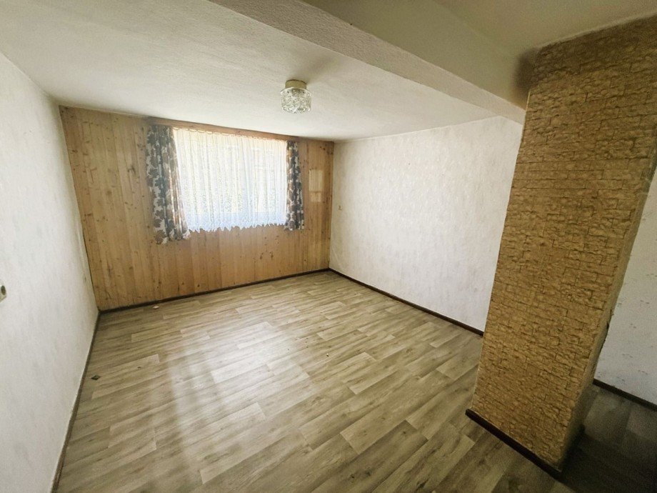 Leerer Raum mit Fenster Reihenendhaus Gro�breitenbach