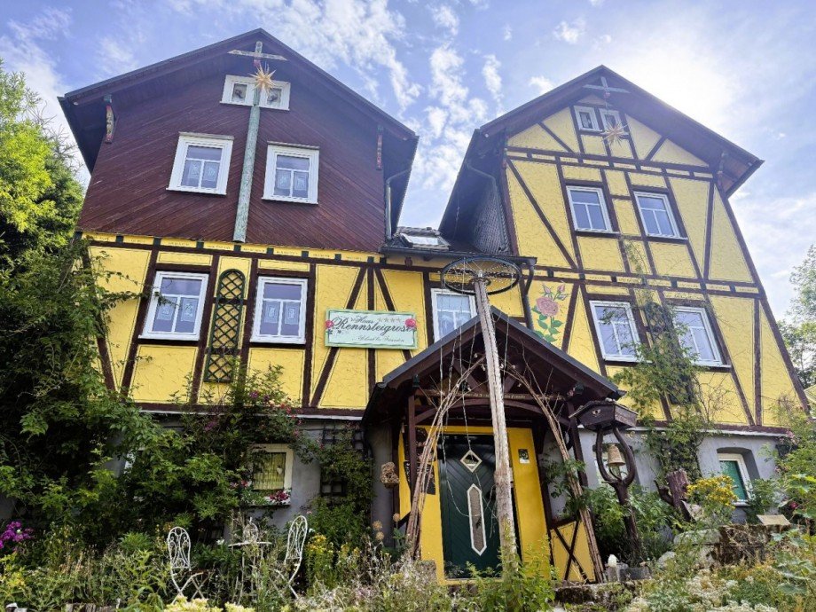 Buntes Fachwerkhaus Mehrfamilienhaus Neuhaus am Rennweg OT Limbach