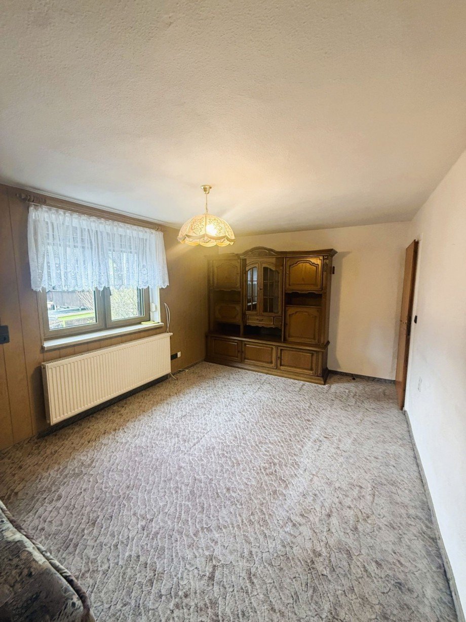 Helles Wohnzimmer mit Schrank Mehrfamilienhaus Gro�breitenbach