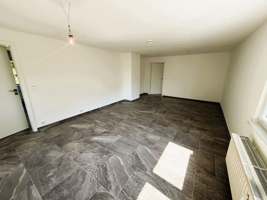 Leerer Raum mit Fliesenboden Etagenwohnung Zella-Mehlis