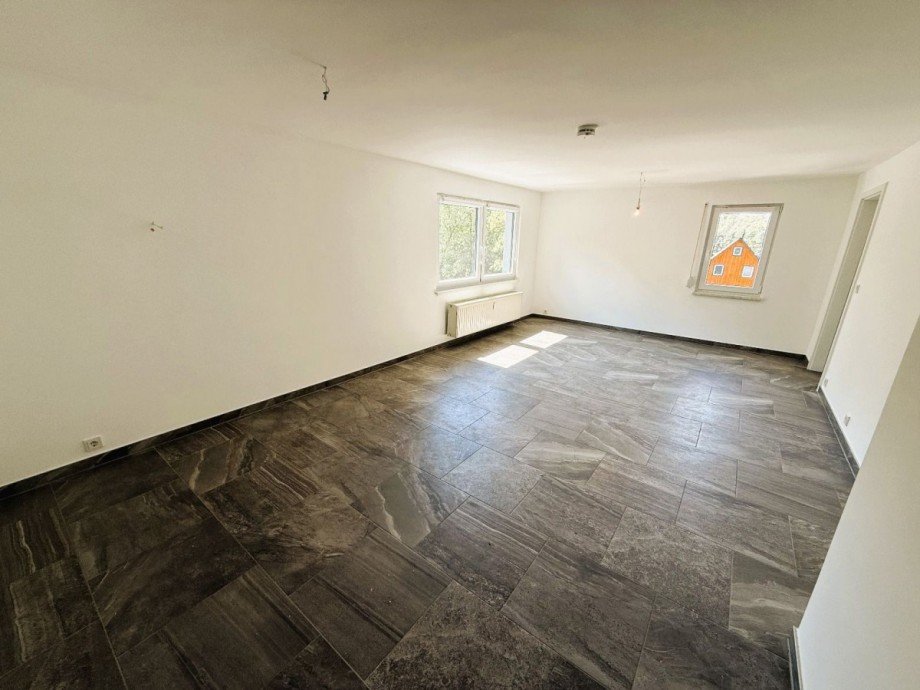 Leeres Wohnzimmer mit Fliesen Etagenwohnung Zella-Mehlis