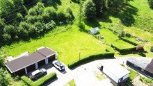 Luftaufnahme: Haus und Garten gem�tliches Einfamilienhaus in idyllischer Lage mit gro�em Garten & Garagen zu verkaufen