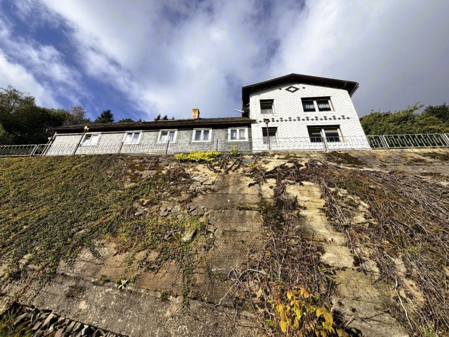 Haus auf H�gel mit Gel�nder Mehrfamilienhaus Katzh�tte