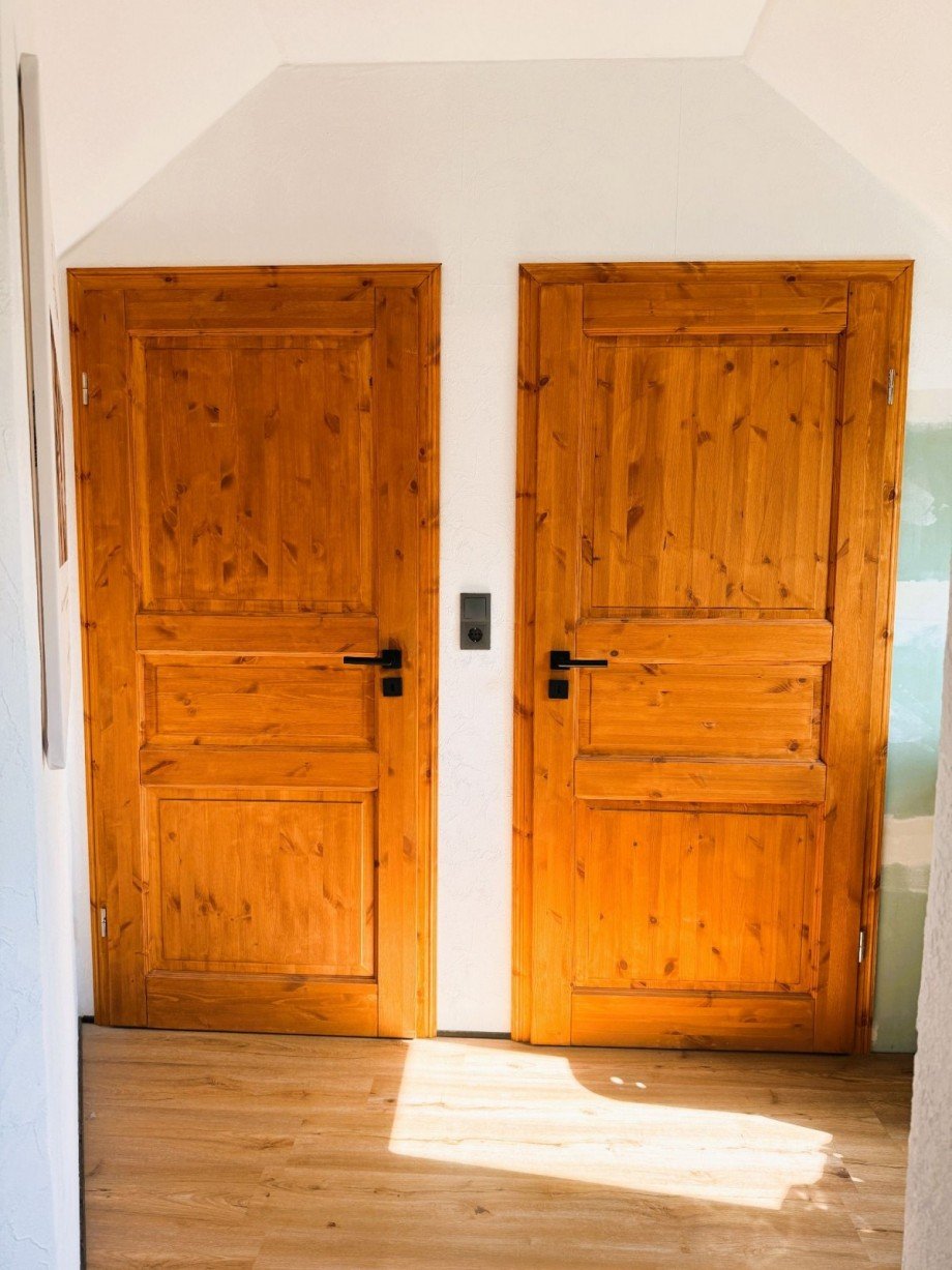 Zwei Holzt�ren im Flur Einfamilienhaus Ilmenau