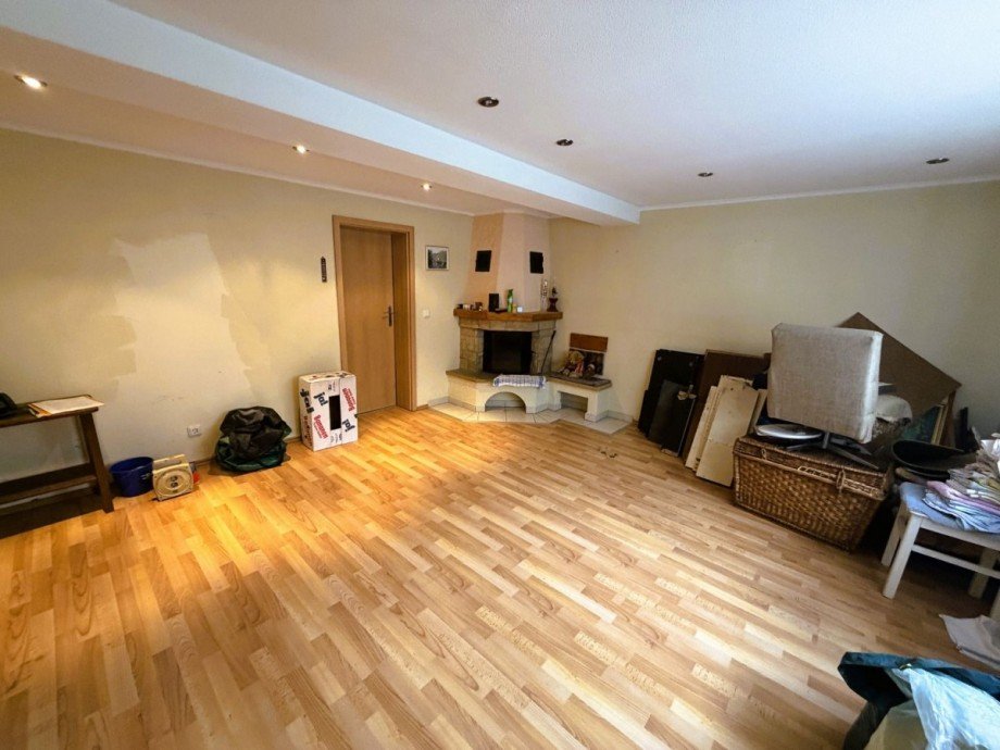 Helles Wohnzimmer mit Kamin Einfamilienhaus Ilmenau