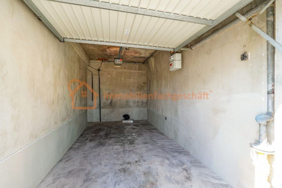 Leere Garage mit Tor Haus Neuhaus