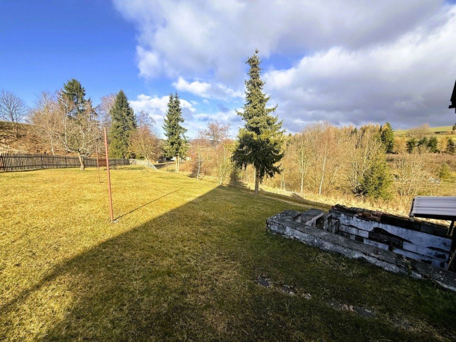 Weitl�ufiger Gartenblick Doppelhaush�lfte Viernau