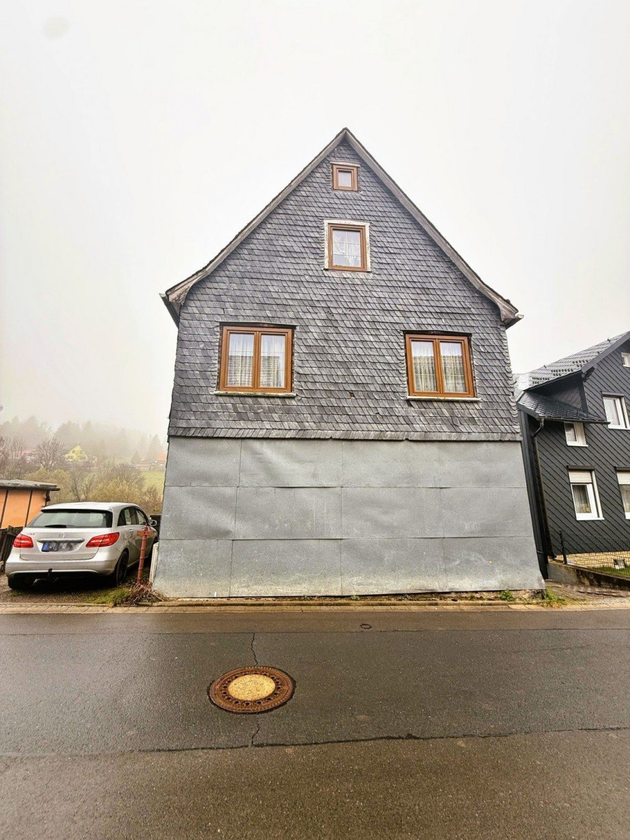 Hausfassade mit Auto Einfamilienhaus Gro�breitenbach