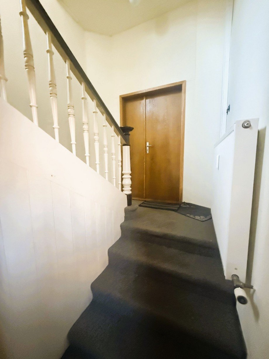 Treppenhaus mit Holzt�r Mehrfamilienhaus Rudolstadt