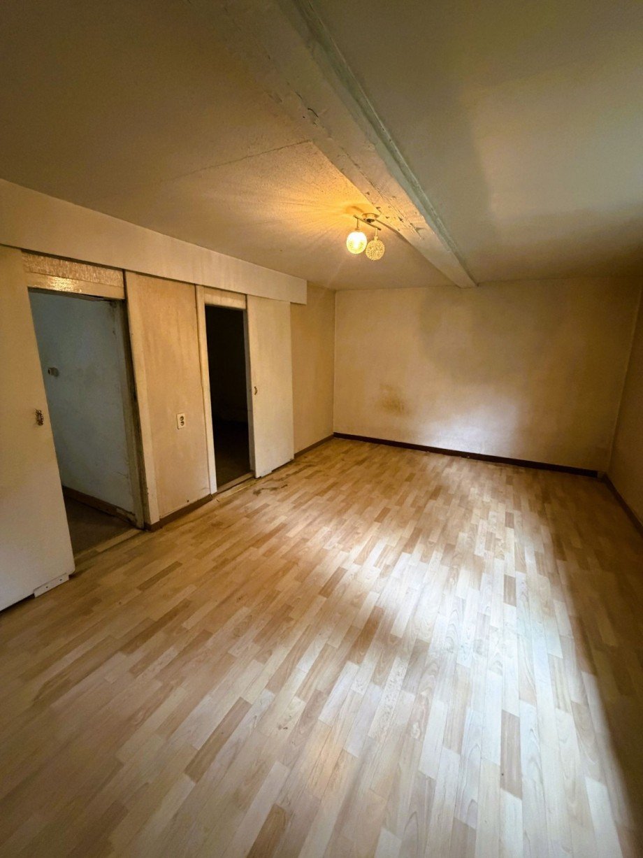 Leeres Zimmer mit Holzfu�boden Einfamilienhaus Ilmenau