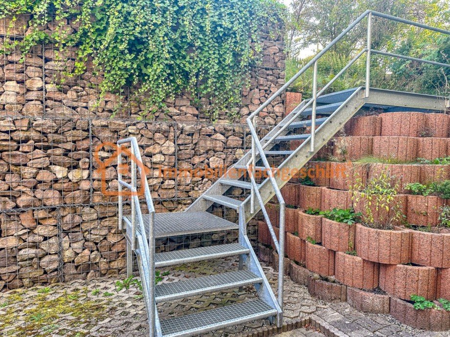 neuer Treppenaufgang und neue St�tzmauer zum Garten Dachgeschosswohnung Ilmenau