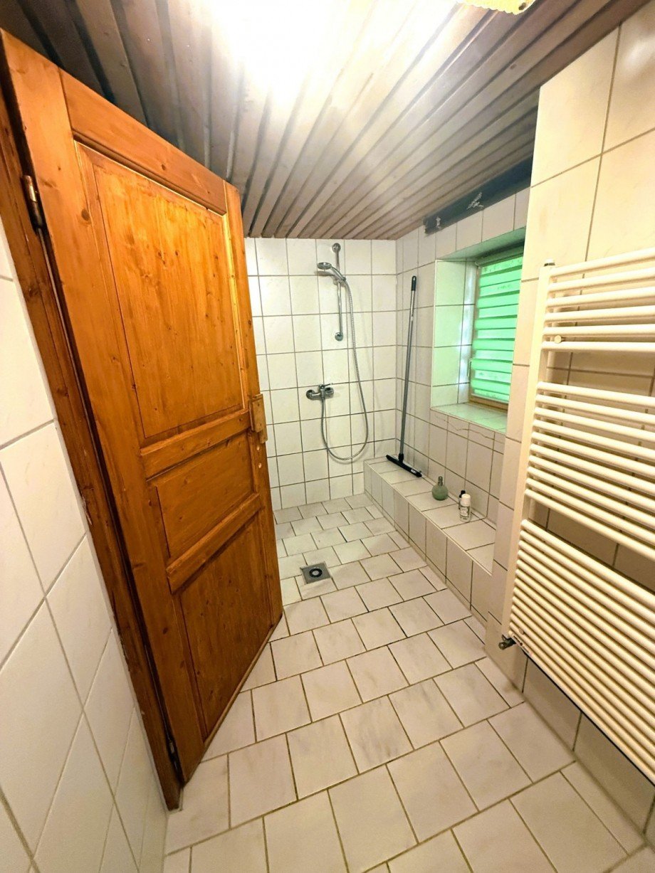 Fliesenbad mit Dusche Freizeitimmobilie Masserberg