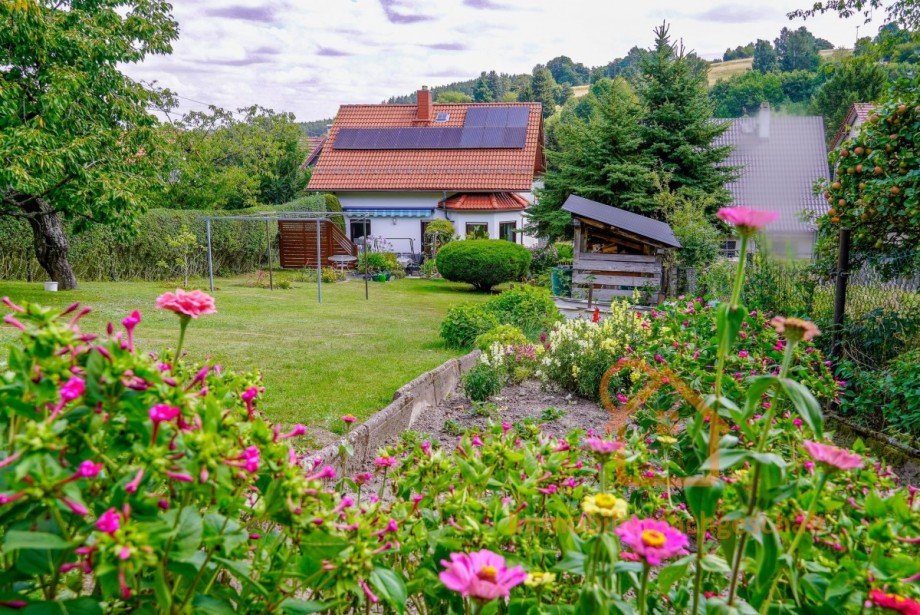 Bl�hender Garten mit Haus Einfamilienhaus Elgersburg