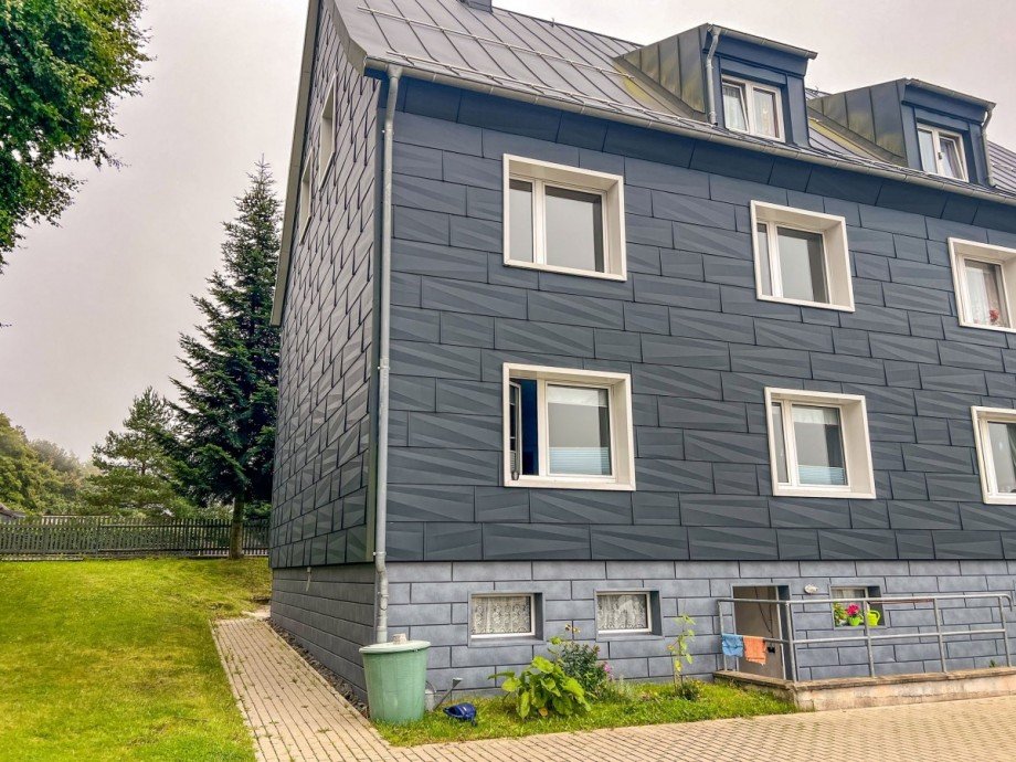 Hausansicht mit Blick vom Parkplatz zur Stra�e Etagenwohnung Gro�breitenbach