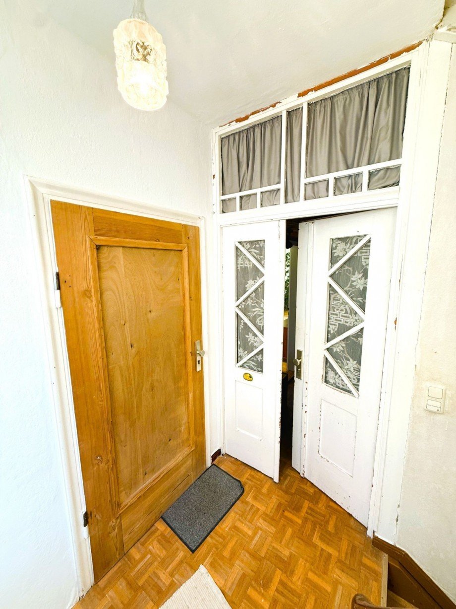 Eingang mit Holzt�r Mehrfamilienhaus Ilmenau