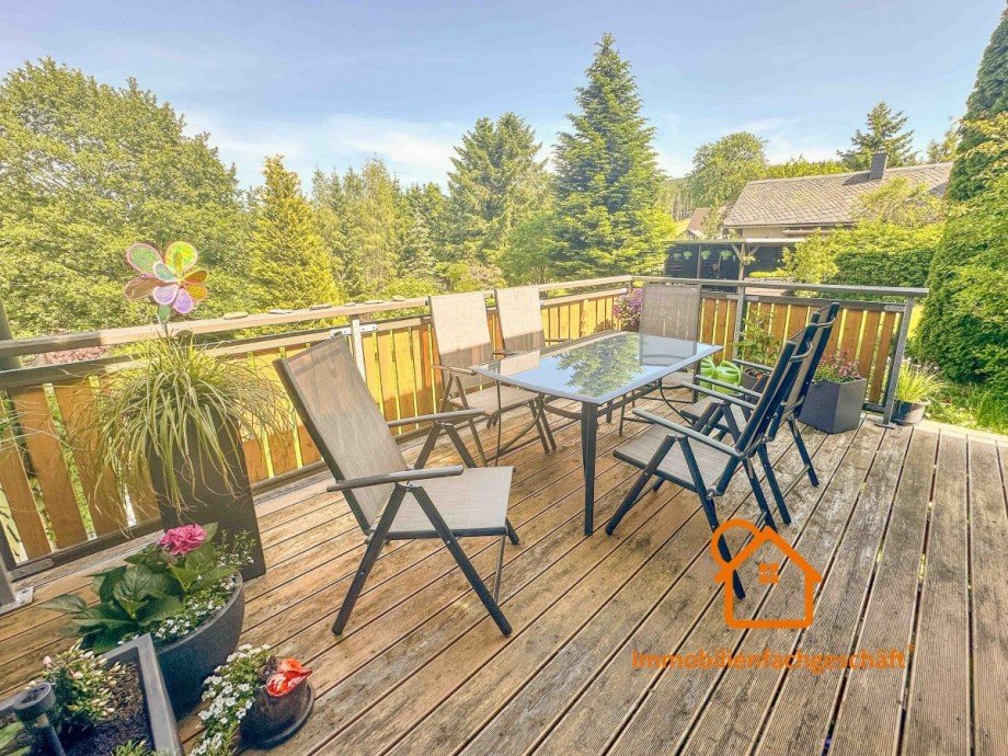 Sonnige Terrasse mit M�beln Einfamilienhaus Neuhaus am Rennweg