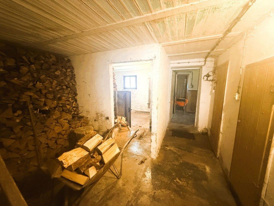 Keller mit Feuerholz Reihenendhaus Gro�breitenbach