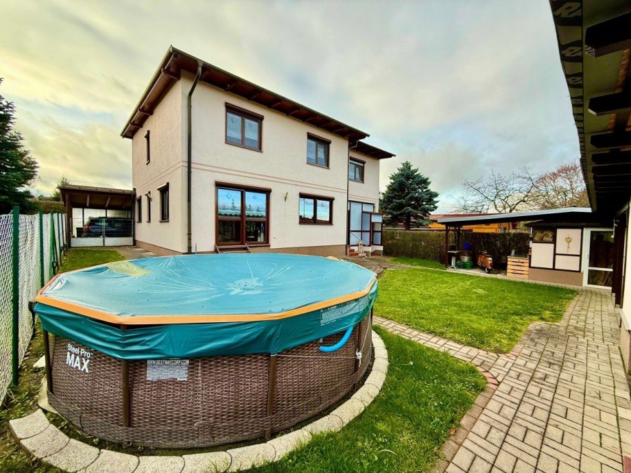 Garten mit Pool und Haus Einfamilienhaus Ilmenau