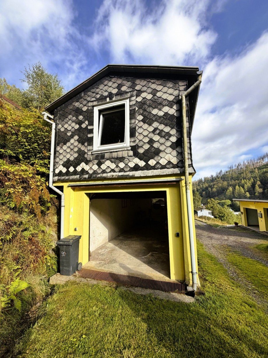 Gelbes Haus mit Garage Mehrfamilienhaus Katzh�tte