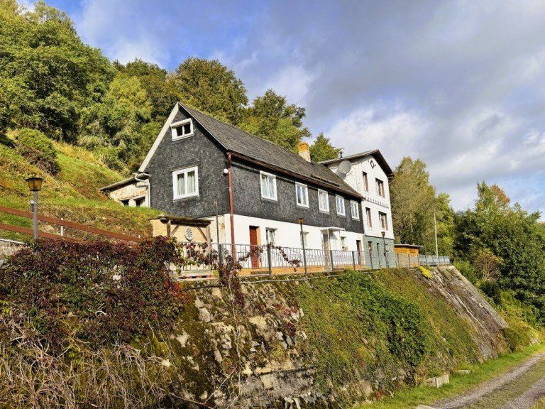 Haus auf H�gel mit Garten Katzh�tte Mehrfamilienhaus Alleinlage mit Weitblick? Gro�z�giges Geb�udeensemble in traumhafter Lage von Katzh�tte