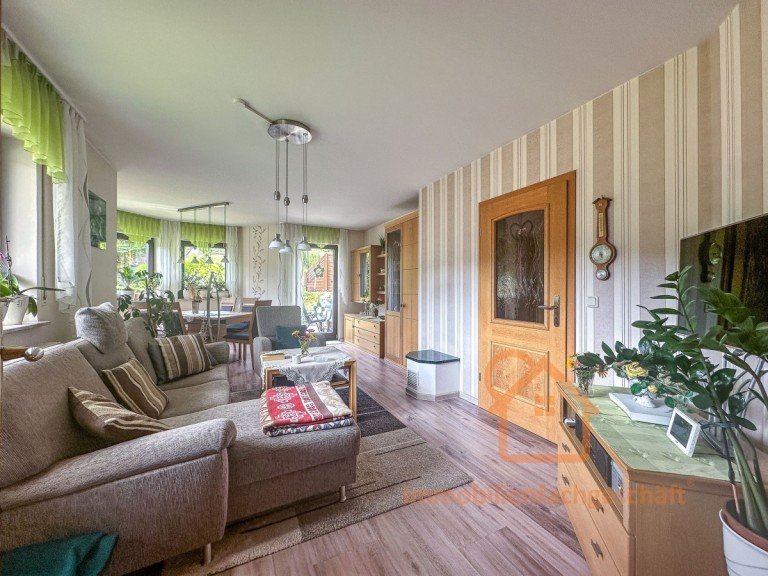 Wohnzimmer-Erdgeschoss Elgersburg Einfamilienhaus Modernes Einfamilienhaus mit PV-Anlage, gepflegter Zustand und mtl. Zusatzeinkommen!