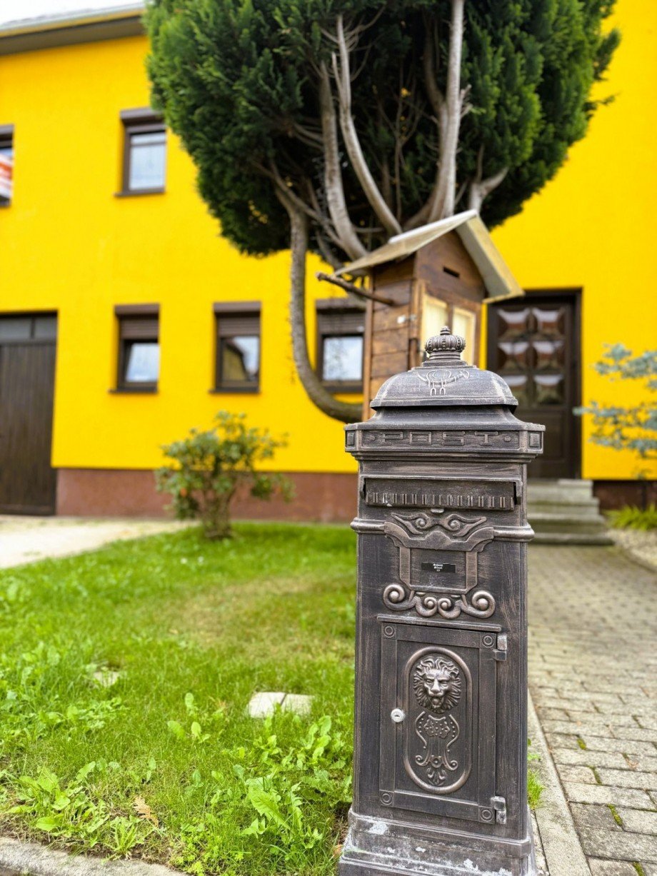 Gelbes Haus mit Briefkasten Einfamilienhaus Ilmenau