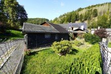 Haus mit Gartenansicht gem�tliches Einfamilienhaus in idyllischer Lage mit gro�em Garten & Garagen zu verkaufen