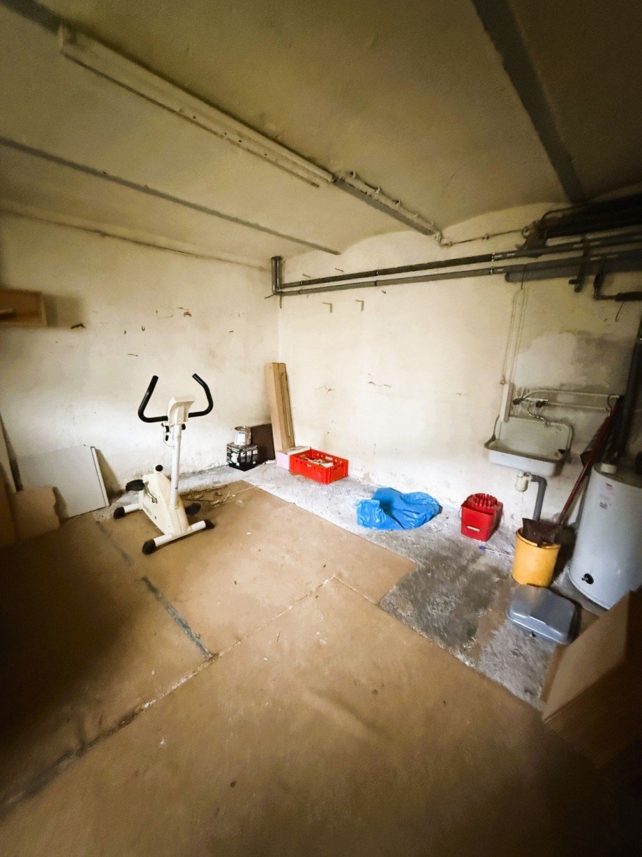 Kellerraum mit Sportger�t Mehrfamilienhaus Gro�breitenbach