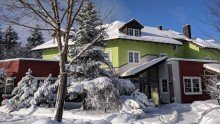 Verschneites Haus im Winter Die perfekte Pflegeimmobilie- barrierefreies Traumobjekt direkt am Rennsteig zu verkaufen!