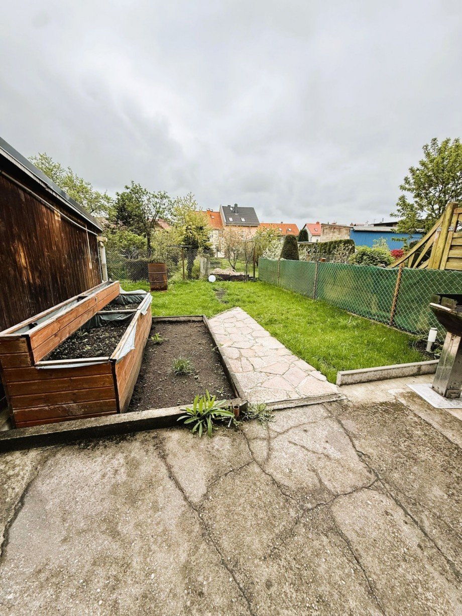 Garten mit Rasen und Beeten Reihenmittelhaus Ilmenau