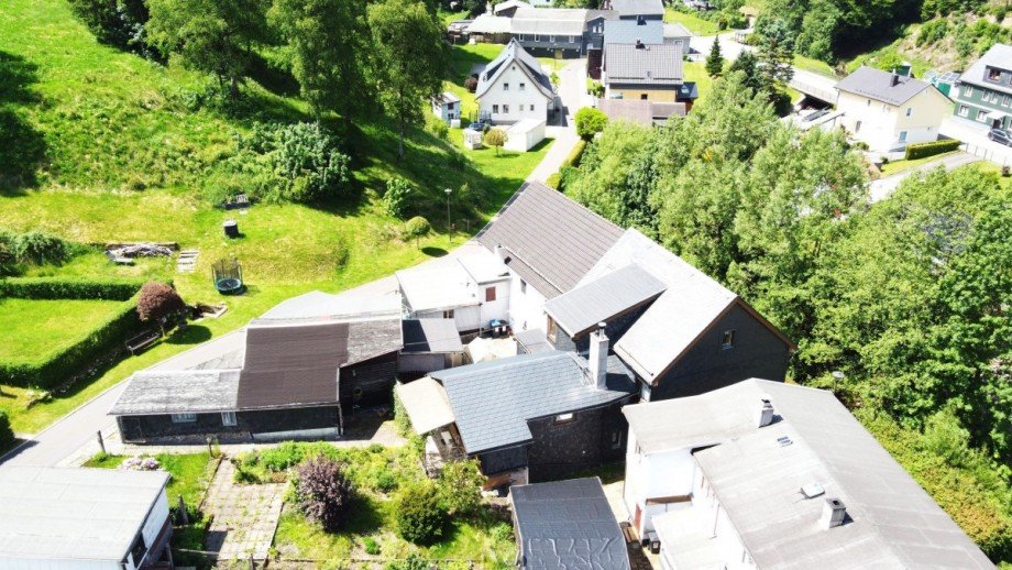 Luftaufnahme eines Dorfes Reihenendhaus Goldisthal