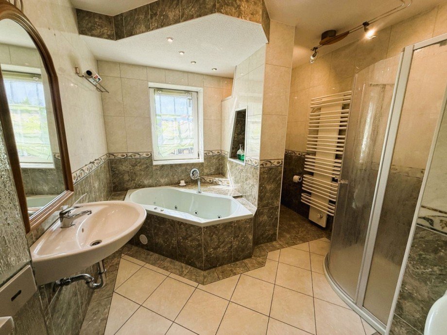 Modernes Badezimmer mit Wanne Mehrfamilienhaus Neuhaus am Rennweg OT Limbach