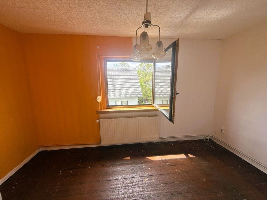 Leeres Zimmer mit Fenster Reihenmittelhaus Ilmenau