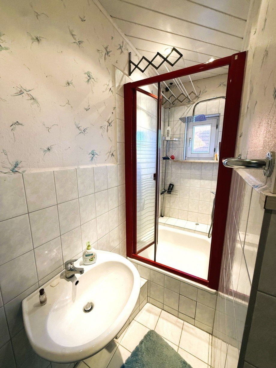 Badezimmer mit Dusche 1.OG Mehrfamilienhaus Ilmenau