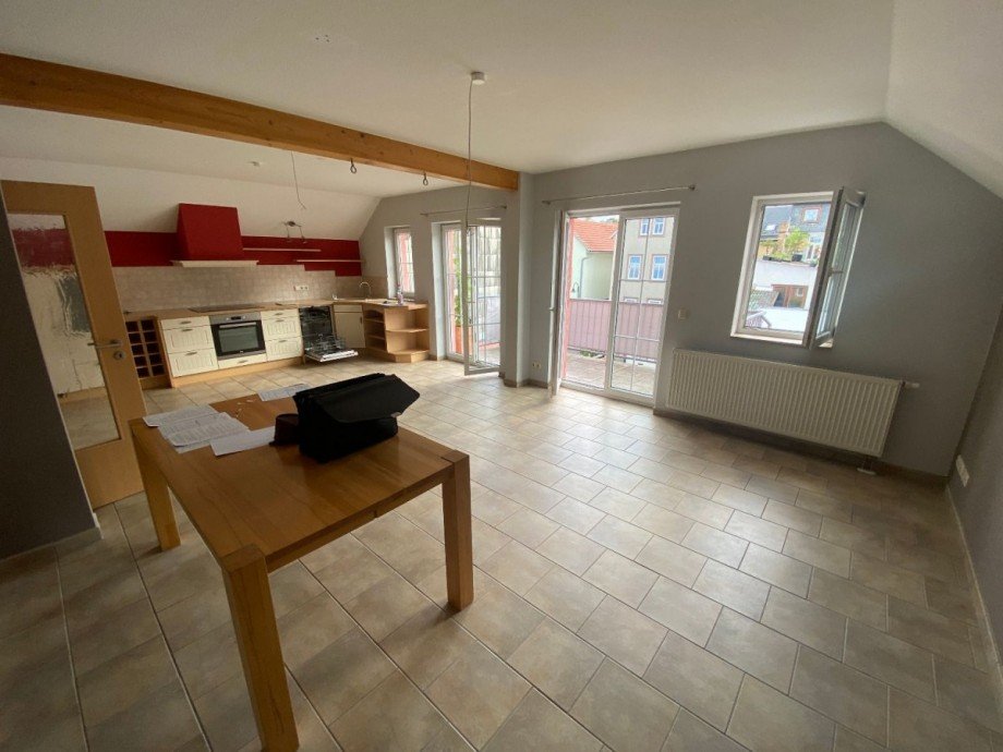 Wohnzimmer und K�che leer Dachgeschosswohnung Ilmenau